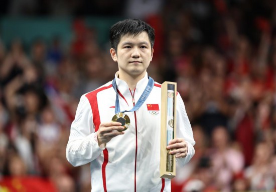 2024年8月4日，在巴黎奥运会乒乓球男单决赛中，中国选手樊振东4:1战胜瑞典选手莫雷高德，夺得金牌。新华社记者 王东震 摄