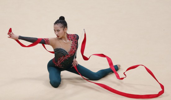 2021年9月12日，陕西队选手王子露在带操比赛中，她以92.55分的总成绩获得季军。新华社记者 许雅楠 摄