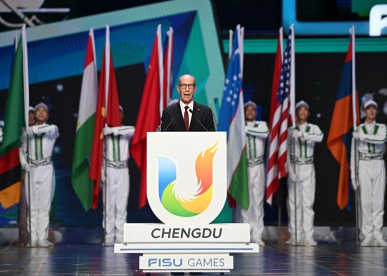 2023年8月8日，成都大运会举行闭幕式，时任国际大体联代理主席雷诺·艾德致辞。新华社记者 张龙 摄