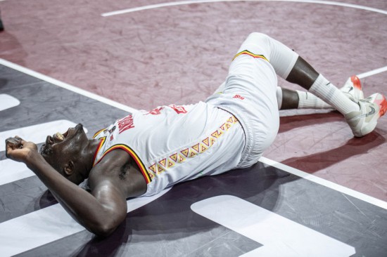 8月21日，安哥拉队球员班戈在比赛中受伤倒地。新华社记者 王冠森 摄