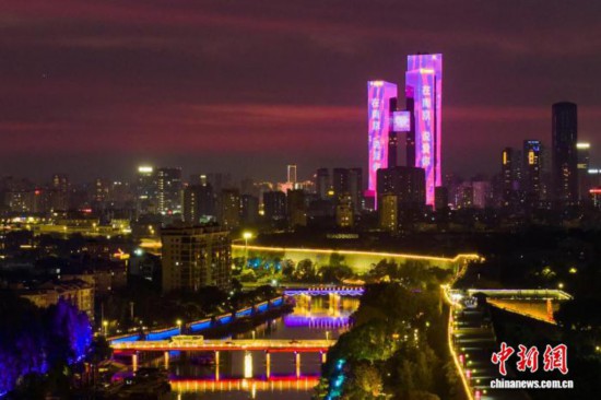 南京楼宇浪漫亮灯迎七夕