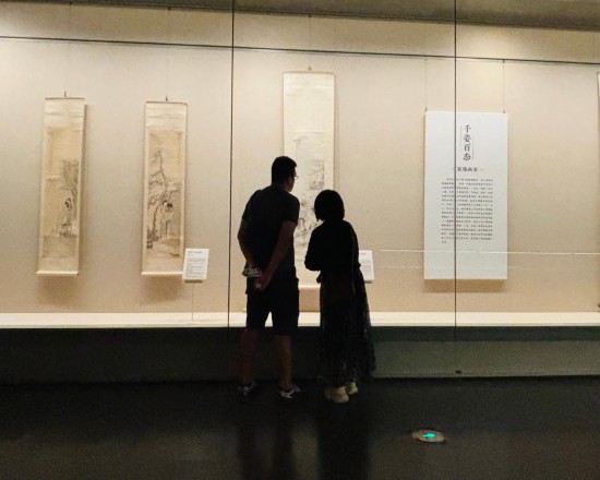 观众在展览上参观。新华社记者 周润健 摄