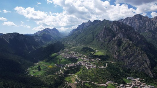 夏日里的扎尕那景色(7月11日摄,无人机照片)。新华社记者 陈斌 摄