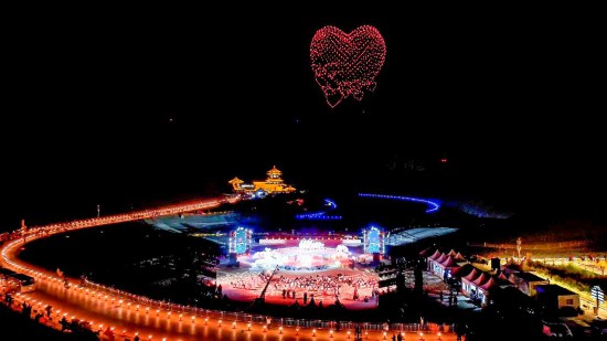 10月1日,游客在敦煌鸣沙山月牙泉景区参加“落日合唱派对”国庆专场活动。新华社发