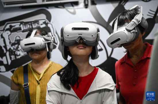 10月7日，游客在文昌航天科普中心进行MR星际穿越体验。