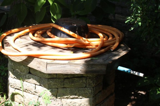 周志华我方筹算砌造的石井。新华社记者曾晋摄