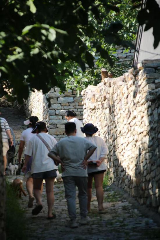 旅客游览“西磨谈”。新华社记者曾晋摄