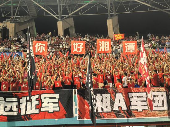 9月28日，长沙球迷在看台上举起“你好湘潭”标语。新华社记者 谭畅 摄