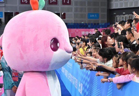 11月16日，吉祥物“乐融融”与观众互动。新华社记者 李鑫 摄