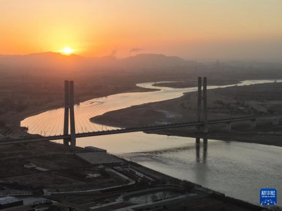 美丽中国丨晨曦中的包银高铁乌海黄河特大桥