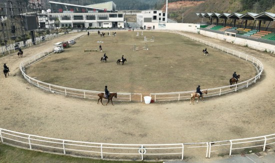 马术班学生在谭纶马术小镇训练。新华社记者 万象 摄