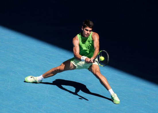 1月30日，阿尔卡拉斯在比赛中回球。新华社记者 马平 摄