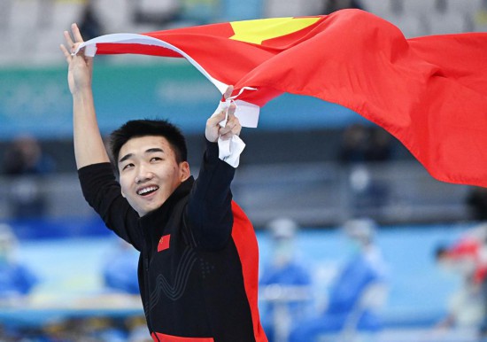 2022年2月12日，中国选手高亭宇在夺冠后庆祝。当日，北京2022年冬奥会速度滑冰男子500米决赛在国家速滑馆“冰丝带”举行。新华社记者 熊琦 摄