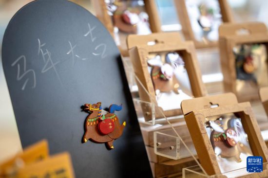 这是在内蒙古博物院的一家文创店内拍摄的马造型冰箱贴（2月7日摄）。