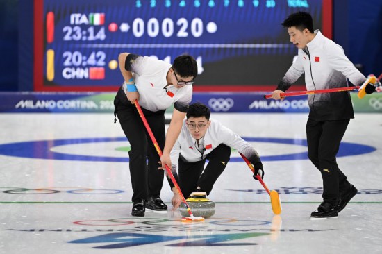 2月16日，中国队许静韬（中）在比赛中掷壶。新华社记者 连漪 摄