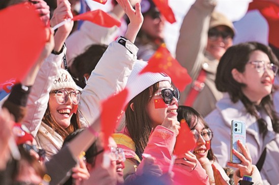 2月22日,观众为中国选手加油。新华社记者 胡超摄