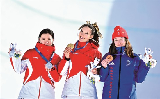 2月22日,季军英国选手阿特金、冠军中国选手谷爱凌、亚军中国选手李方慧(从右至左)在颁奖仪式上。新华社记者 张宏祥摄