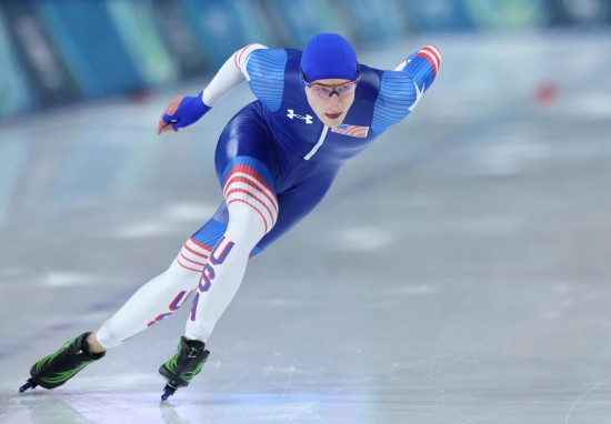 2月11日，美国选手斯托尔兹在速度滑冰男子1000米决赛中。新华社记者 李京 摄