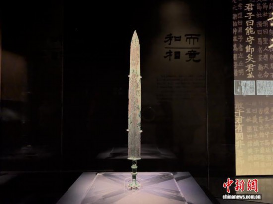 6月5日，“致和——春秋时期的晋与吴”特展在山西博物院青铜分馆开展。图为展览中的吴王余眜剑。胡健 摄
