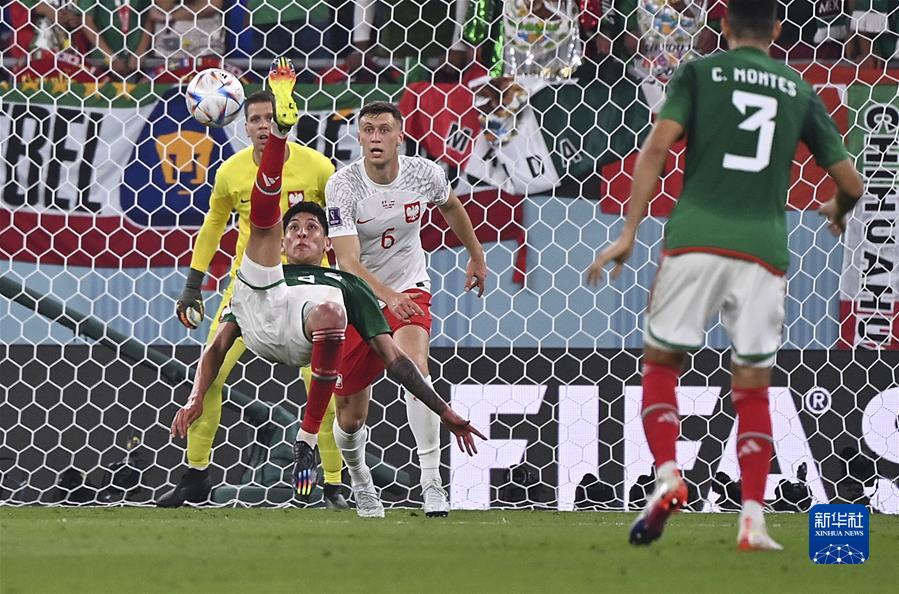 11月22日,墨西哥队球员埃德松·阿尔瓦雷斯(前)在比赛中倒钩射门