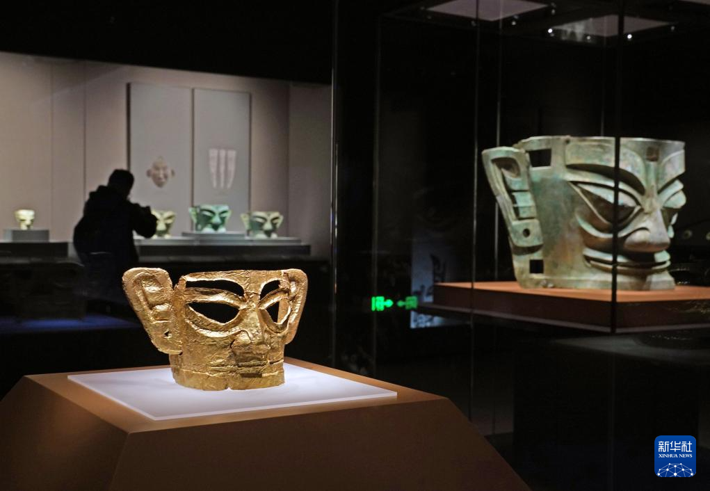 2月2日在展览现场拍摄的金面具和青铜大面具。新华社记者 刘颖 摄