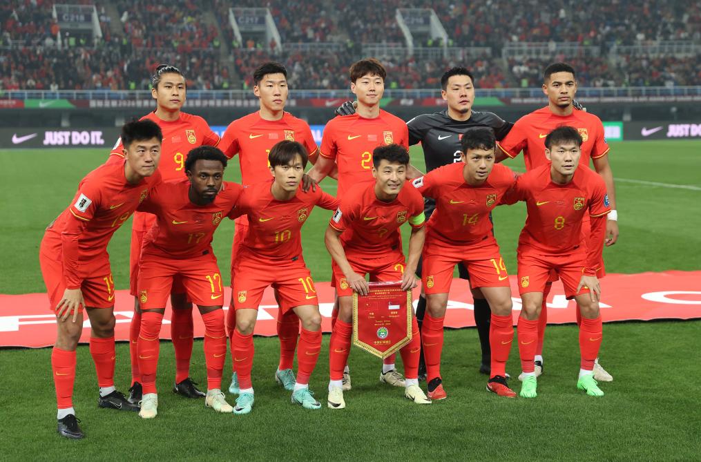 3月26日，中国队首发球员在比赛前合影。新华社记者 贾浩成 摄