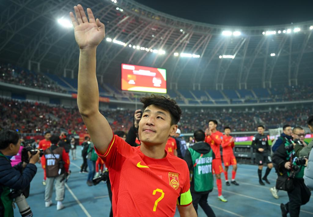 3月26日，中国队球员武磊在比赛后向球迷致意。当日，在天津举行的2026年国际足联世界杯亚洲区预选赛36强赛C组比赛中，中国队主场4比1战胜新加坡队。新华社记者 孙凡越 摄