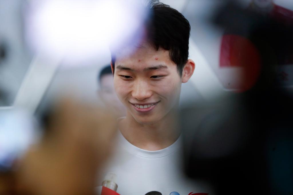 5月7日，中国跳水队队员王宗源在训练后接受采访。新华社记者 雒圆 摄