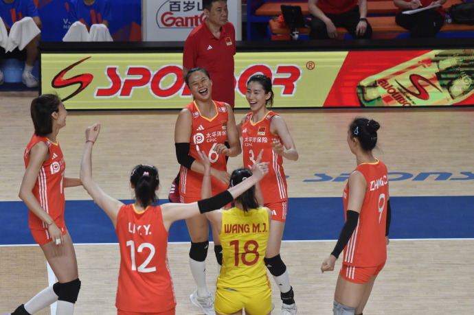 祝贺！世界女排联赛中国香港站：中国女排3比2击败土耳其女排