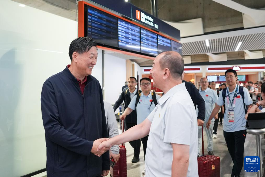 　　7月22日，国家体育总局局长、中国体育代表团团长高志丹（前左）抵达巴黎戴高乐机场后与工作人员握手。新华社记者 鞠焕宗 摄