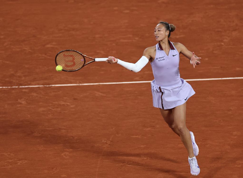 郑钦文在比赛中回球。新华社记者 李京 摄