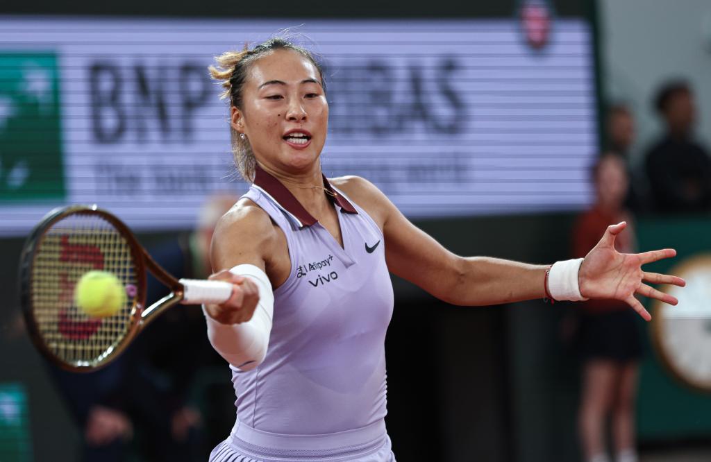 郑钦文在比赛中回球。新华社记者 李京 摄