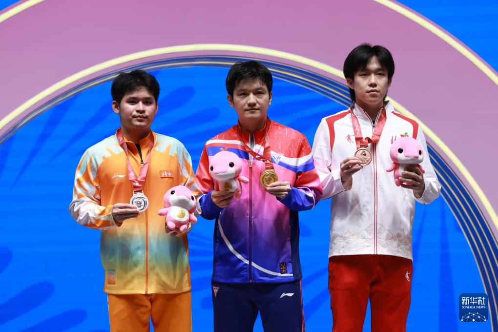 11月16日,冠军上海队选手樊振东(中)、亚军海南队选手林诗栋(左)、季军北京队选手王楚钦在颁奖仪式上。新华社记者 梁旭 摄