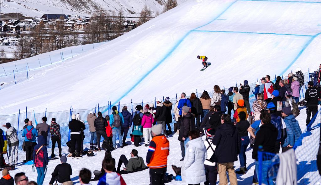 2月13日,中国选手拥青拉姆在比赛中。新华社记者 邬惠我 摄
