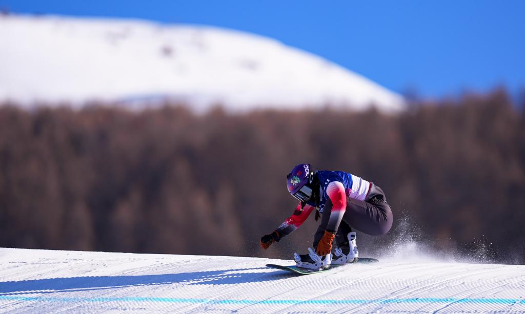 2月13日,中国选手拥青拉姆在比赛中。新华社记者 邬惠我 摄