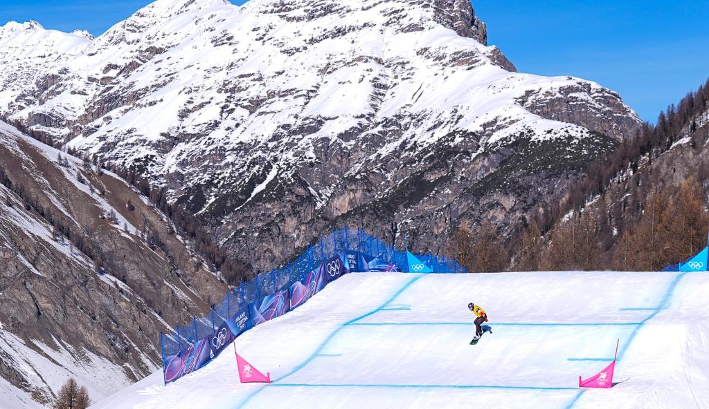 2月13日,中国选手拥青拉姆在比赛中。新华社记者 邬惠我 摄