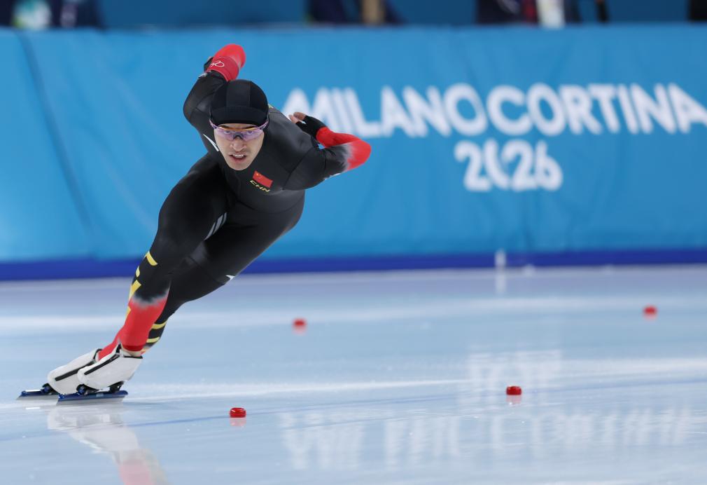 2月11日,宁忠岩在比赛中。当日,米兰-科尔蒂纳冬奥会速度滑冰男子1000米决赛在意大利米兰举行,中国选手宁忠岩获得铜牌。新华社记者 杜潇逸 摄