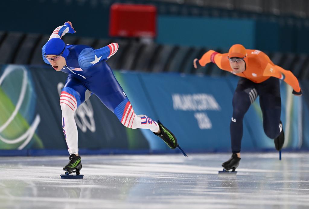 2月11日,美国选手斯托尔兹(左)在比赛中。当日,米兰-科尔蒂纳冬奥会速度滑冰男子1000米决赛在意大利米兰举行。新华社记者 武巍 摄