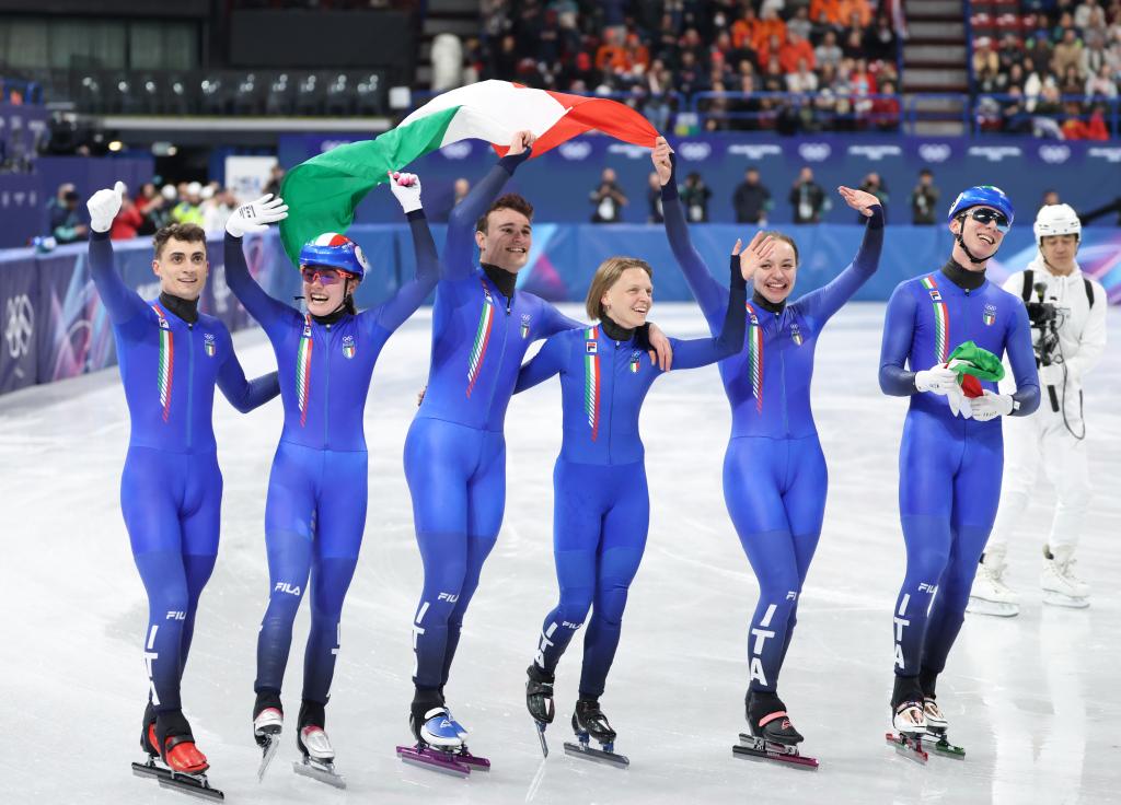 2月10日,意大利队选手庆祝夺冠。当日,米兰-科尔蒂纳冬奥会短道速滑混合团体接力决赛在意大利米兰举行,意大利队获得冠军。新华社记者 李明 摄