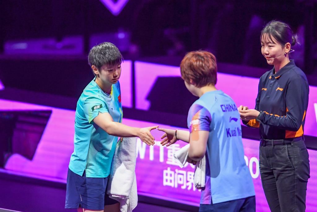 3月14日，孙颖莎（左）和蒯曼在比赛前握手。新华社记者 唐奕 摄