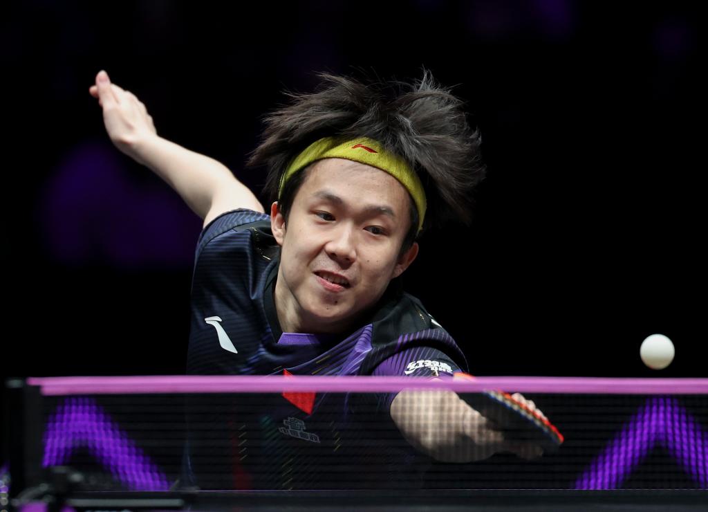 3月14日，王楚钦在比赛中回球。新华社记者 黄伟 摄